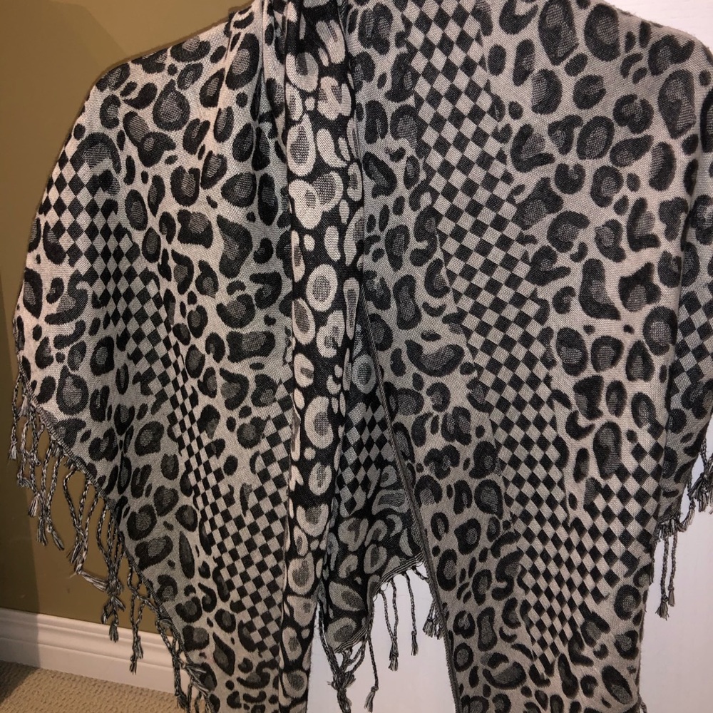 Nice triangle scarf - Picture 2 of 3